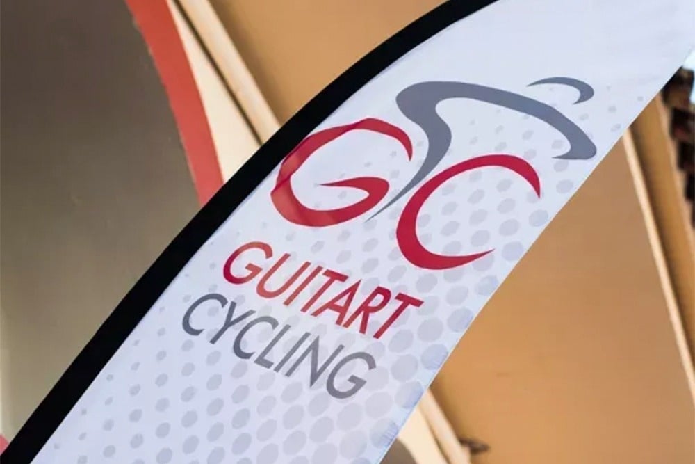 una grande piscina circondata da sedie e un bar