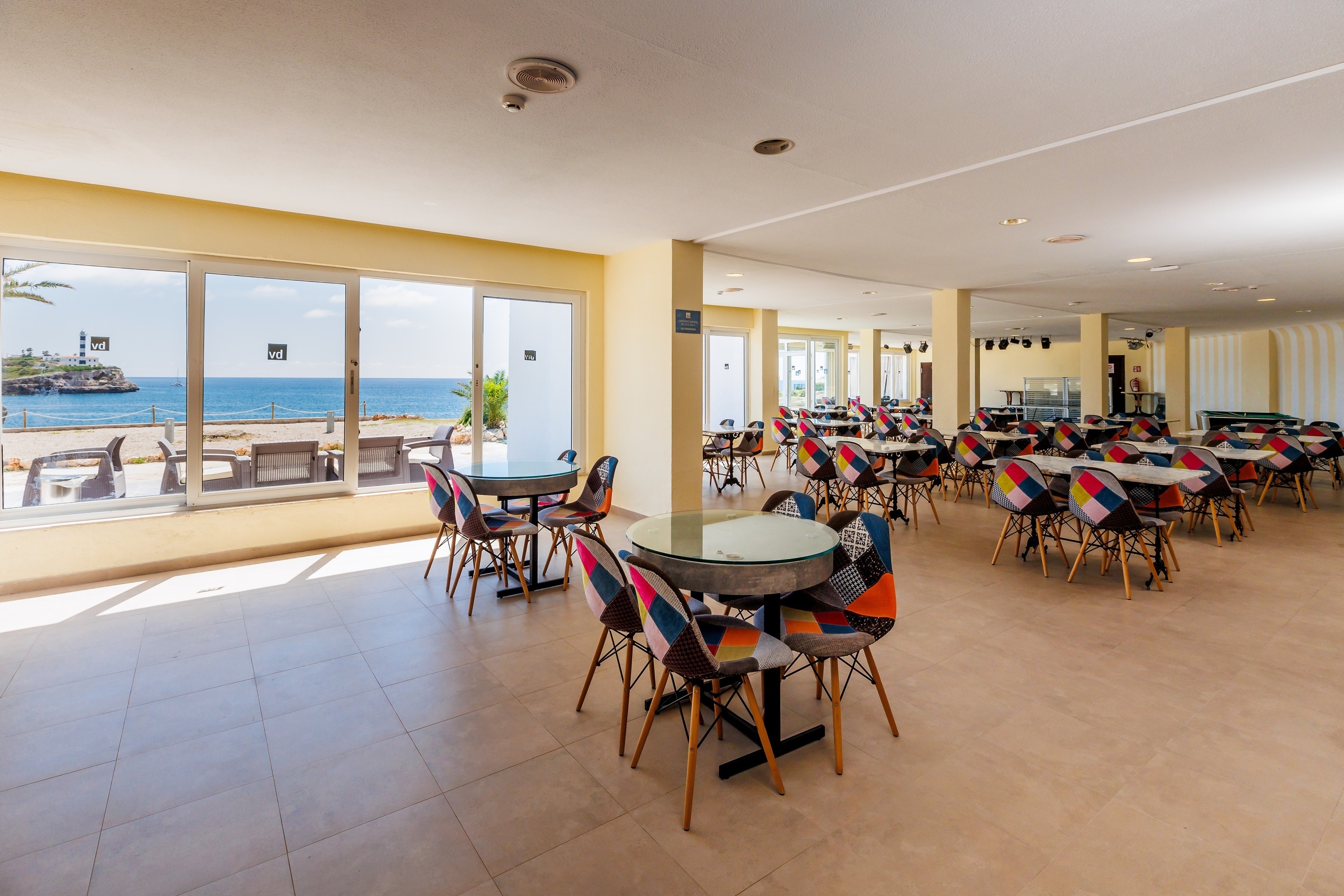 una sala da pranzo con molti tavoli e sedie