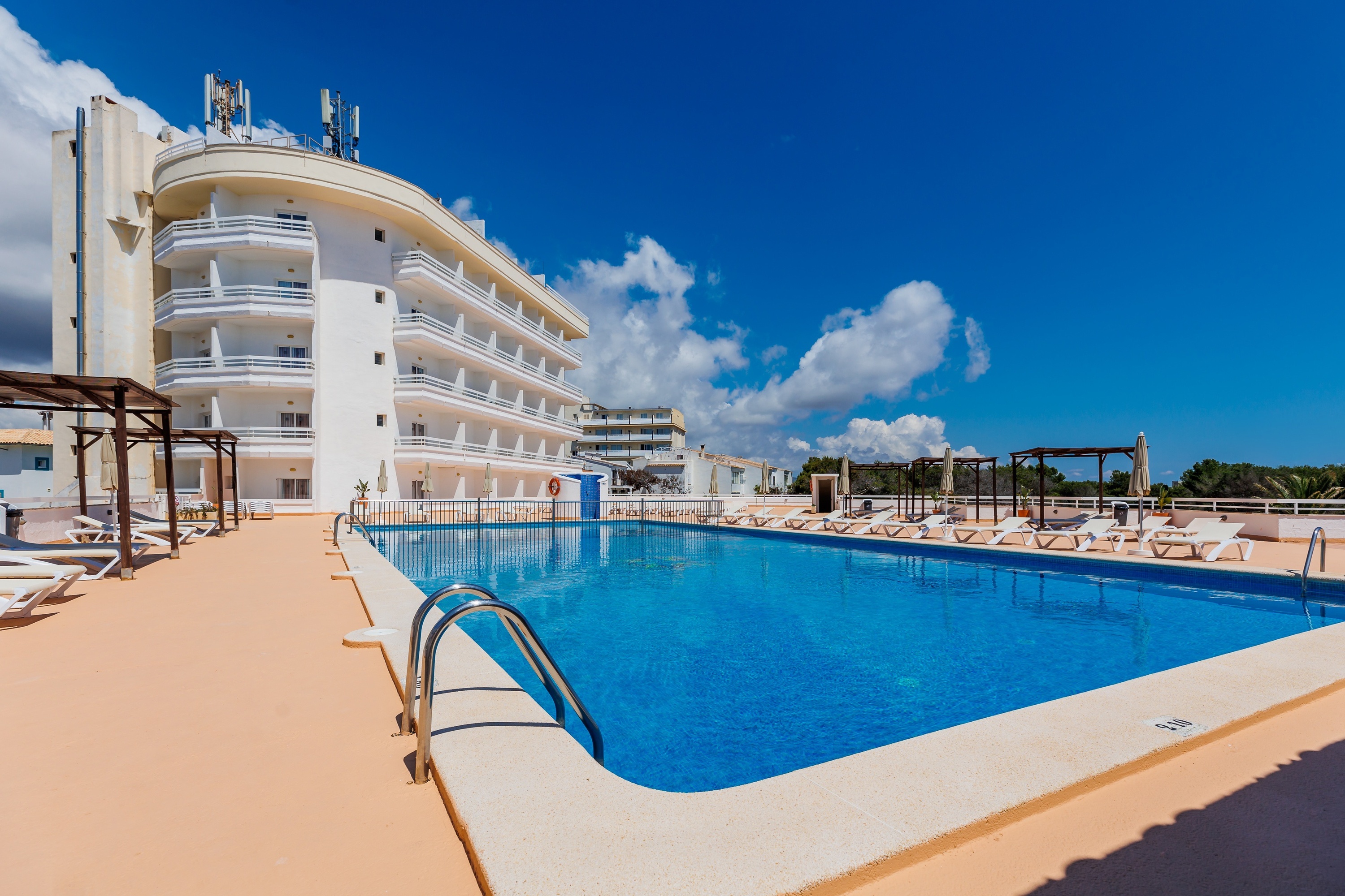 una grande piscina davanti a un grande edificio bianco