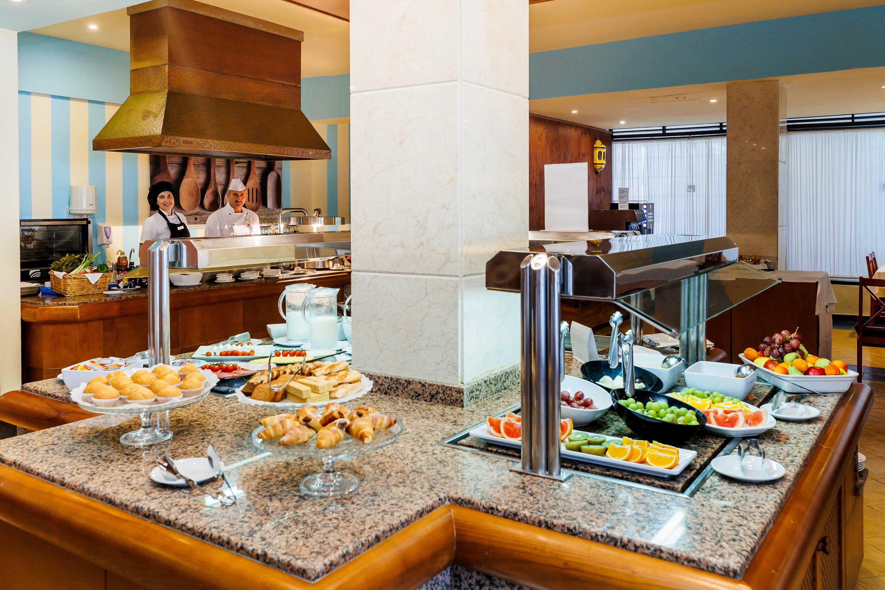 un buffet in un ristorante con cibo e frutta