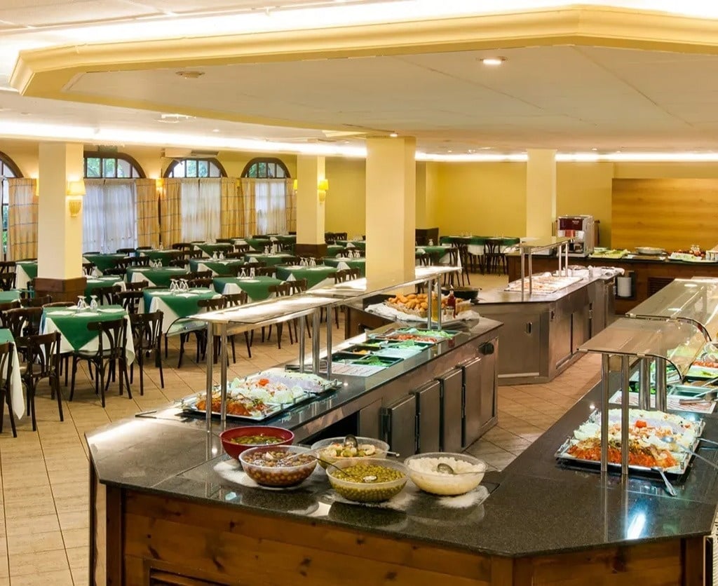 una grande piscina circondata da sedie e un bar