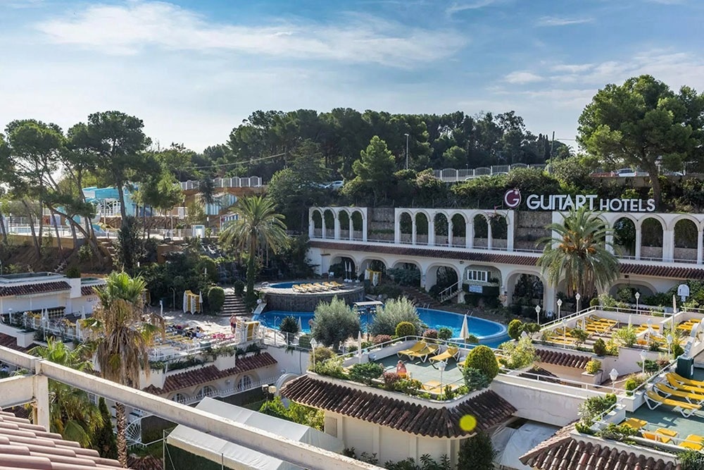 una grande piscina circondata da sedie e un bar