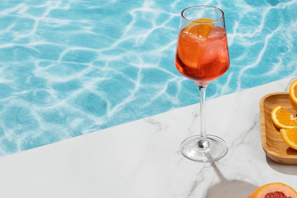 una grande piscina circondata da sedie e un bar