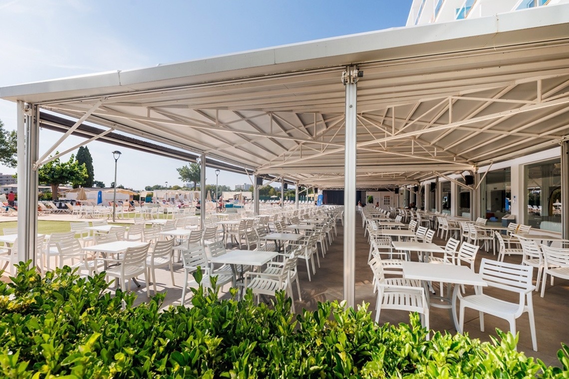 un uomo e una donna brindano con un bicchiere di champagne