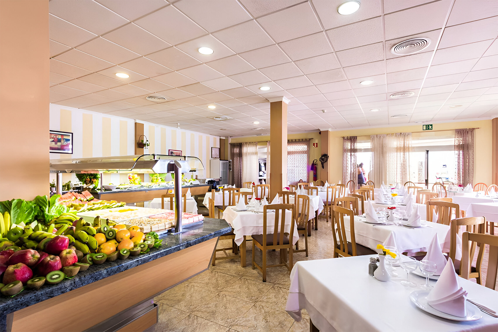 ein Hotel mit einem großen Pool und einer Bar