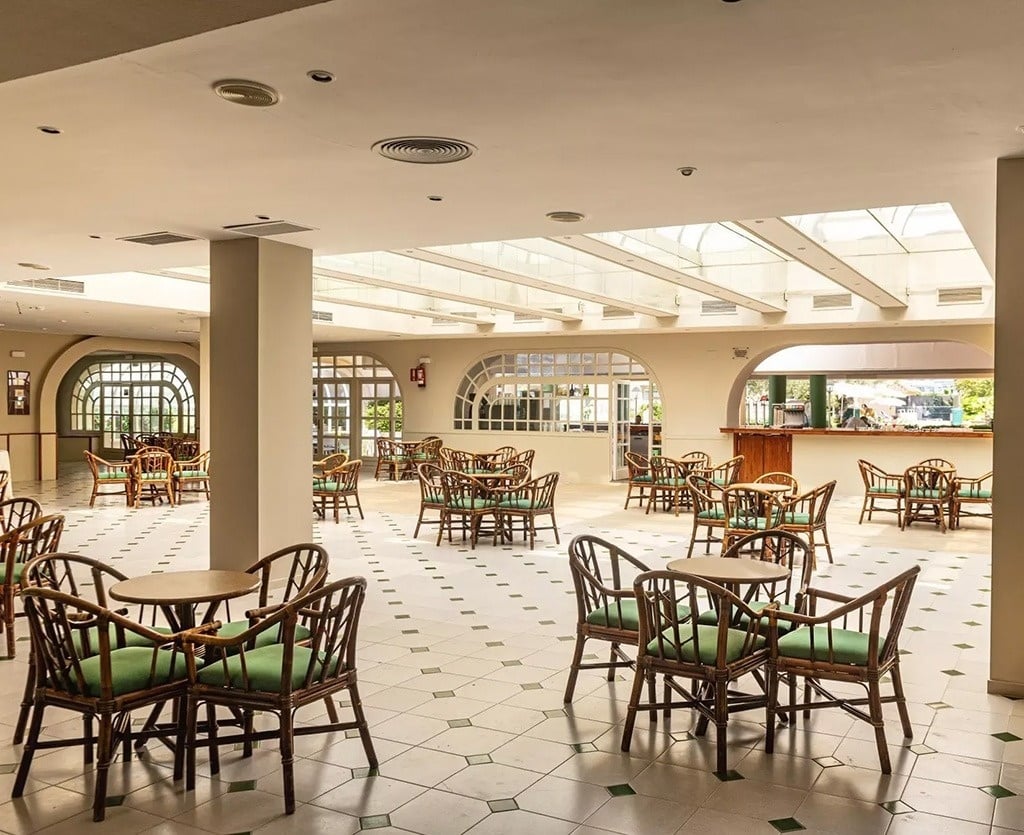 una grande piscina circondata da sedie e un bar