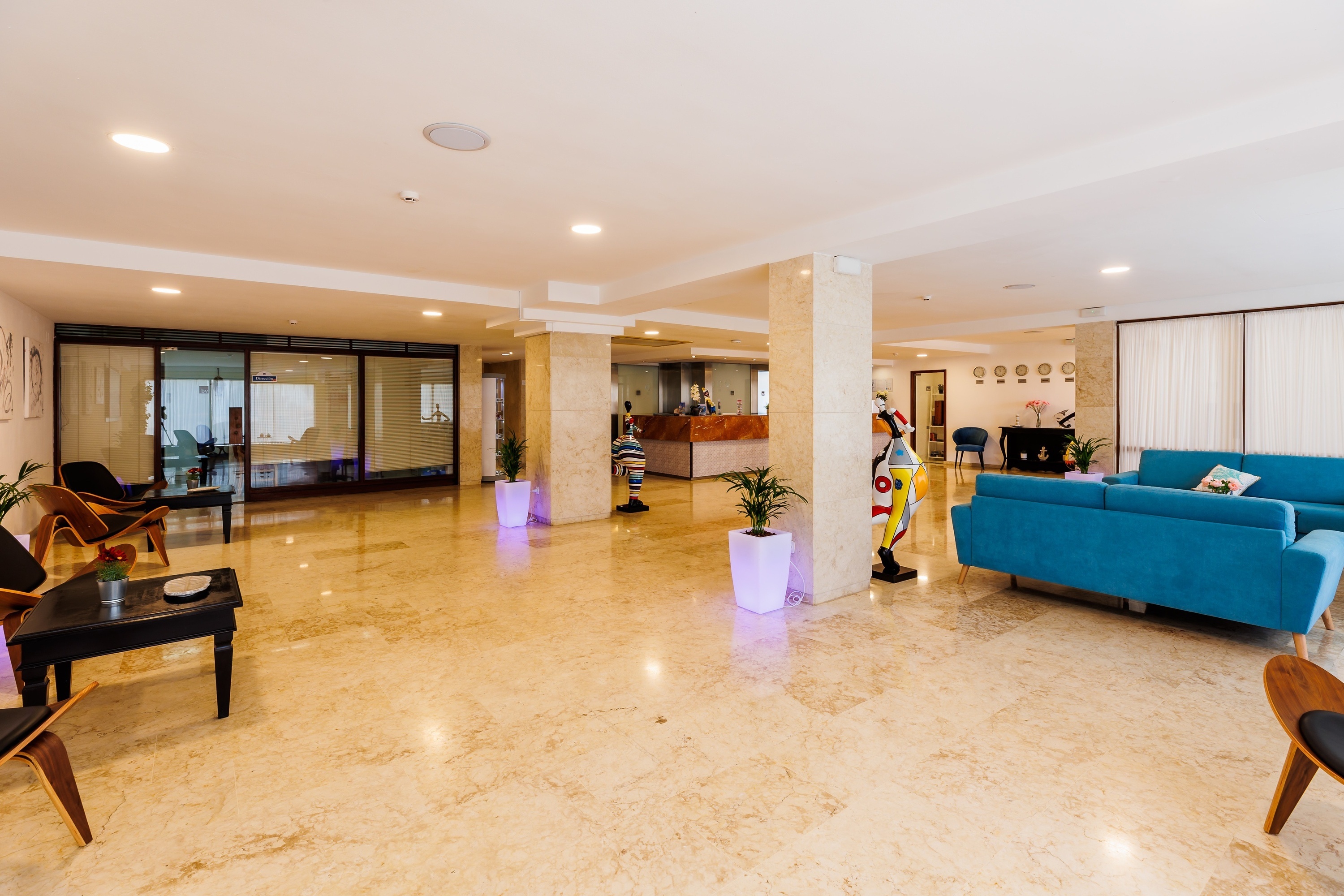 una donna sorride mentre parla al telefono