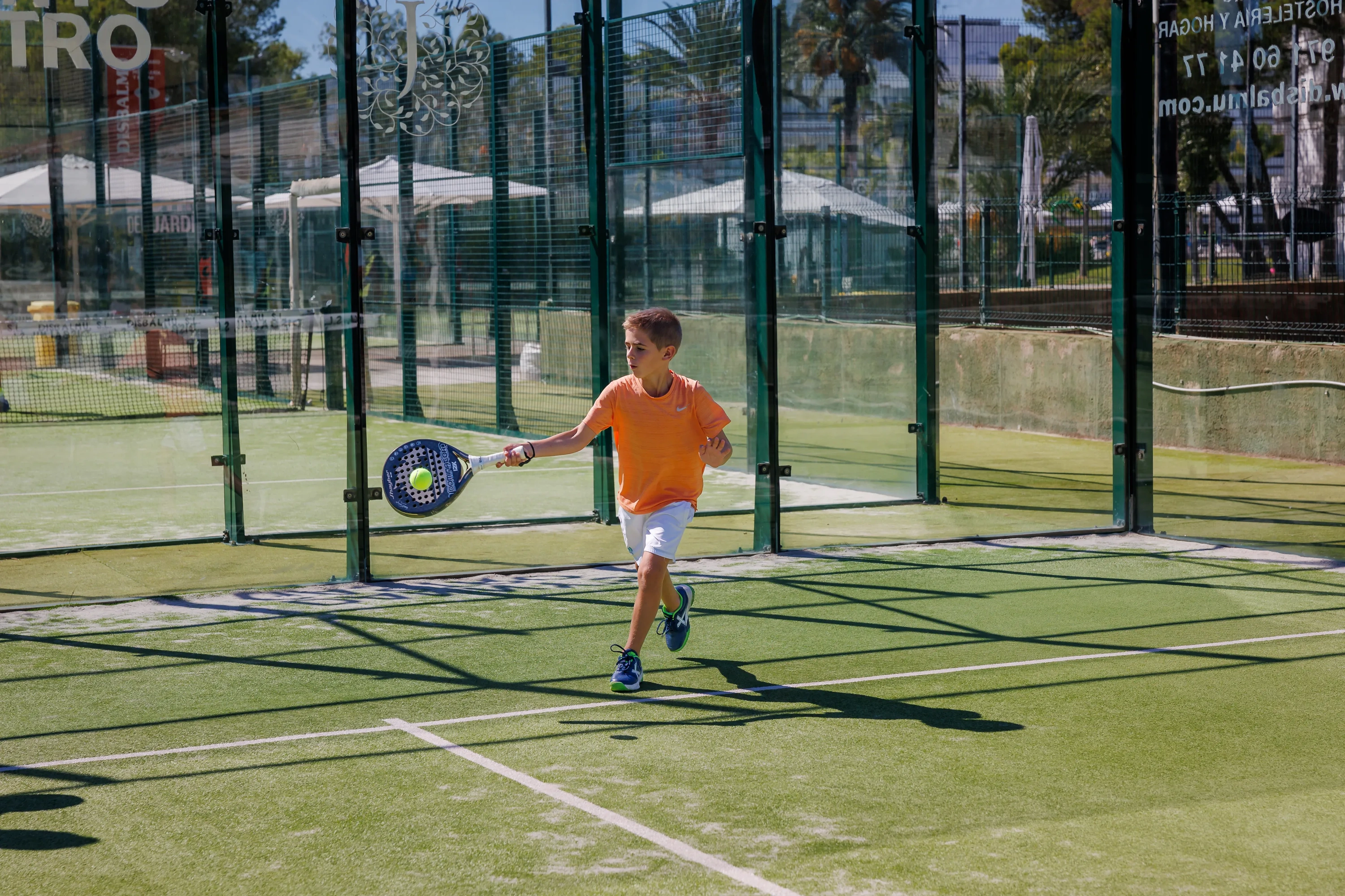 Joven jugando pádel en O7 HOTELS: Corporativa, instalaciones deportivas.