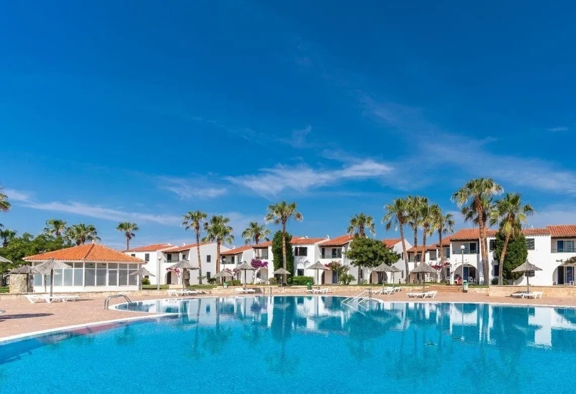 ein großer Swimmingpool in der Mitte eines Resorts