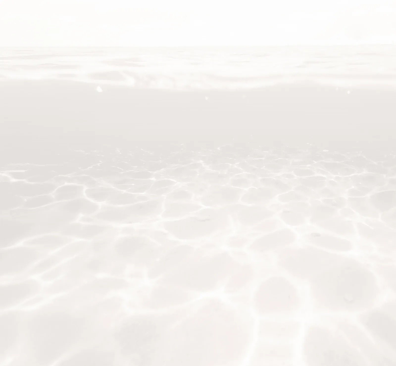 un primer plano de la superficie del agua en una playa .