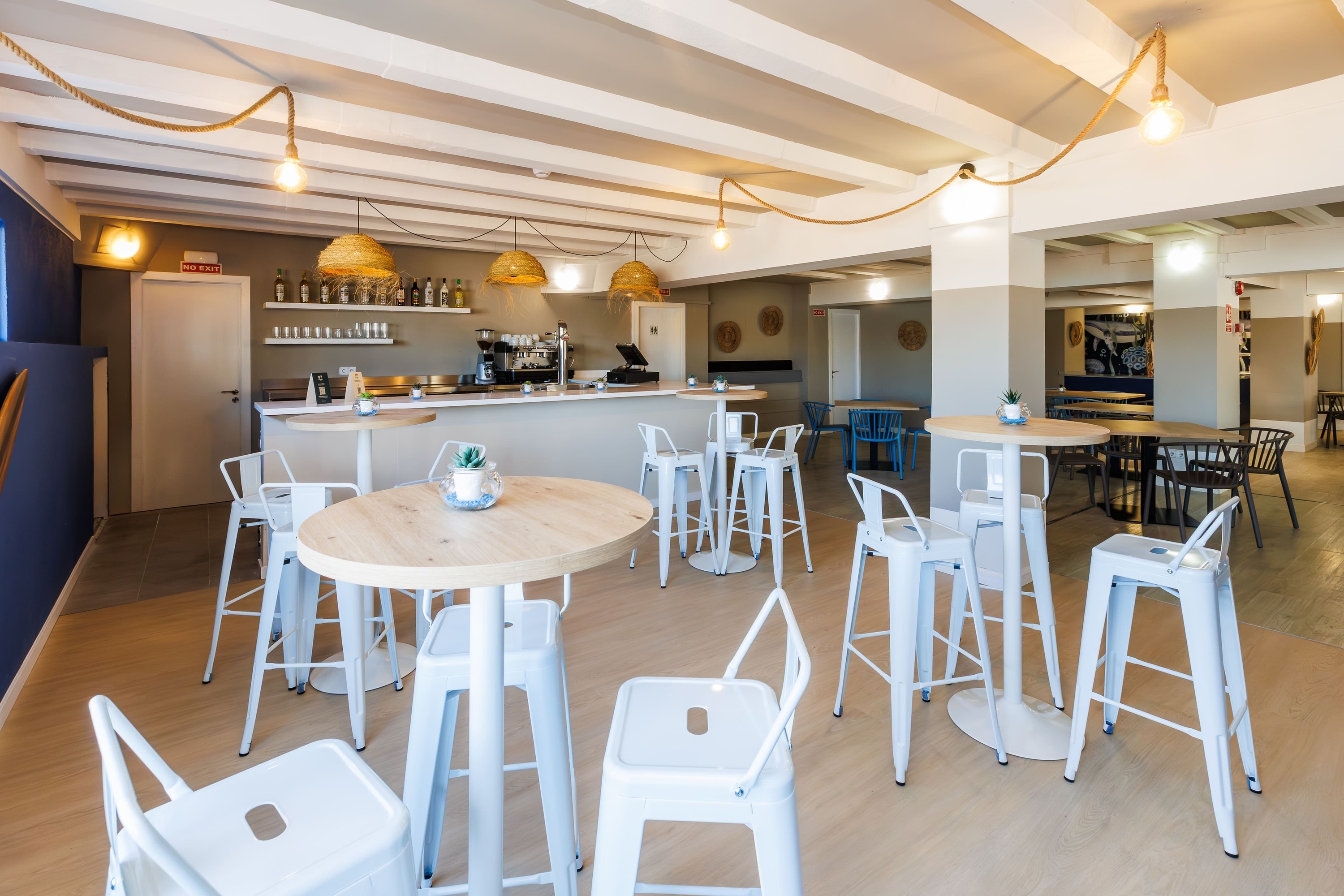 un restaurante con muchas mesas y sillas