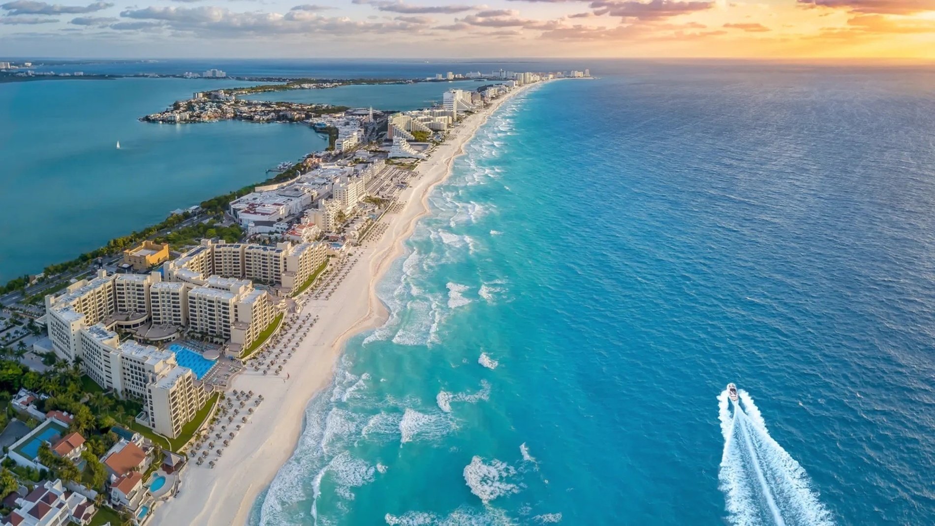 una vista aérea de la playa de cancún al atardecer