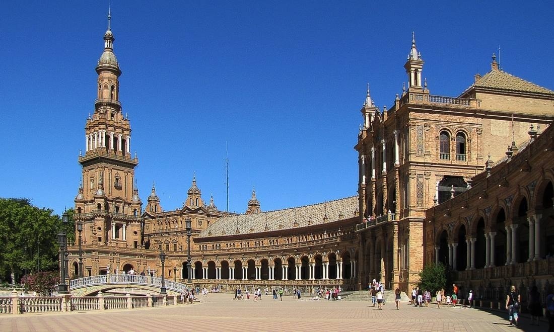 un gran edificio de ladrillo con una torre en la parte superior