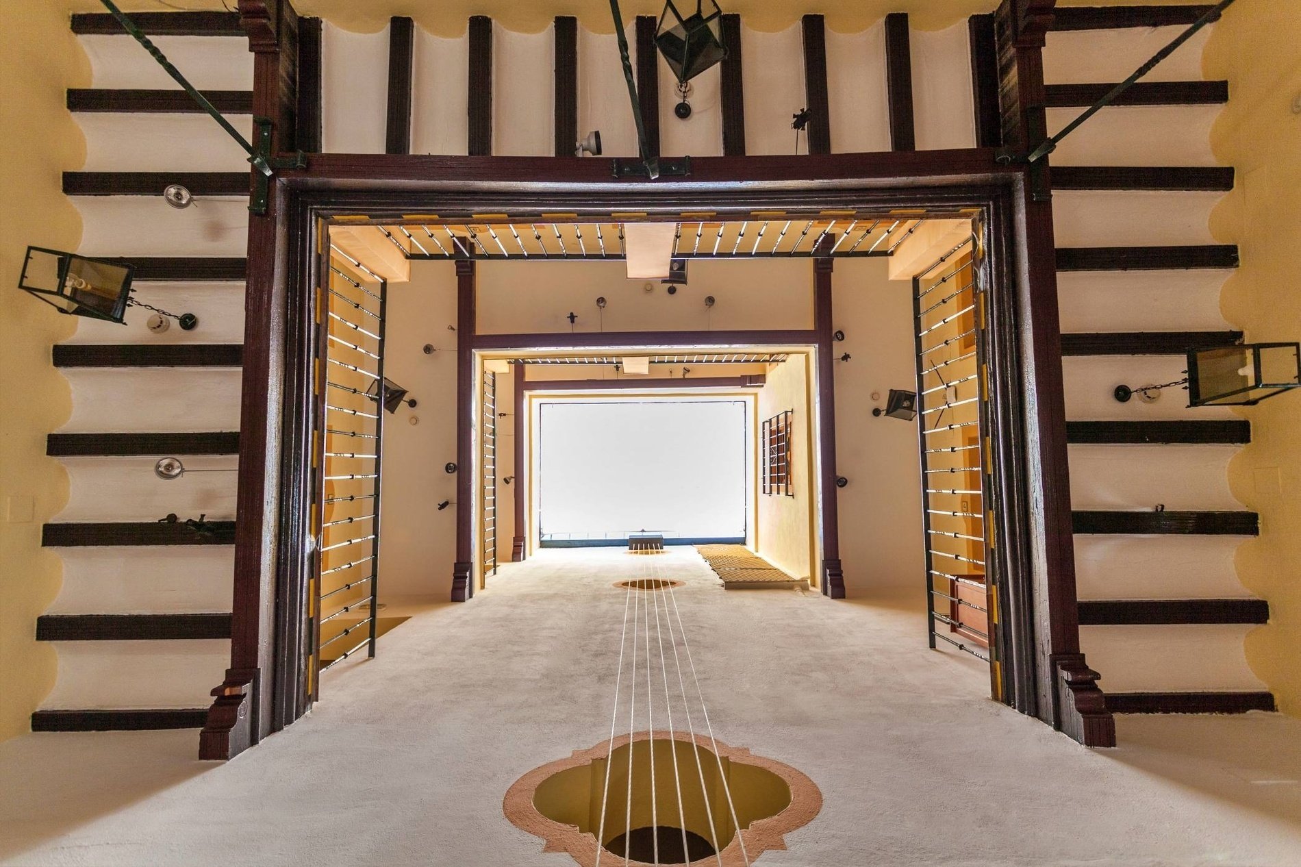 l' intérieur d' un bâtiment avec un plafond blanc et des escaliers en bois