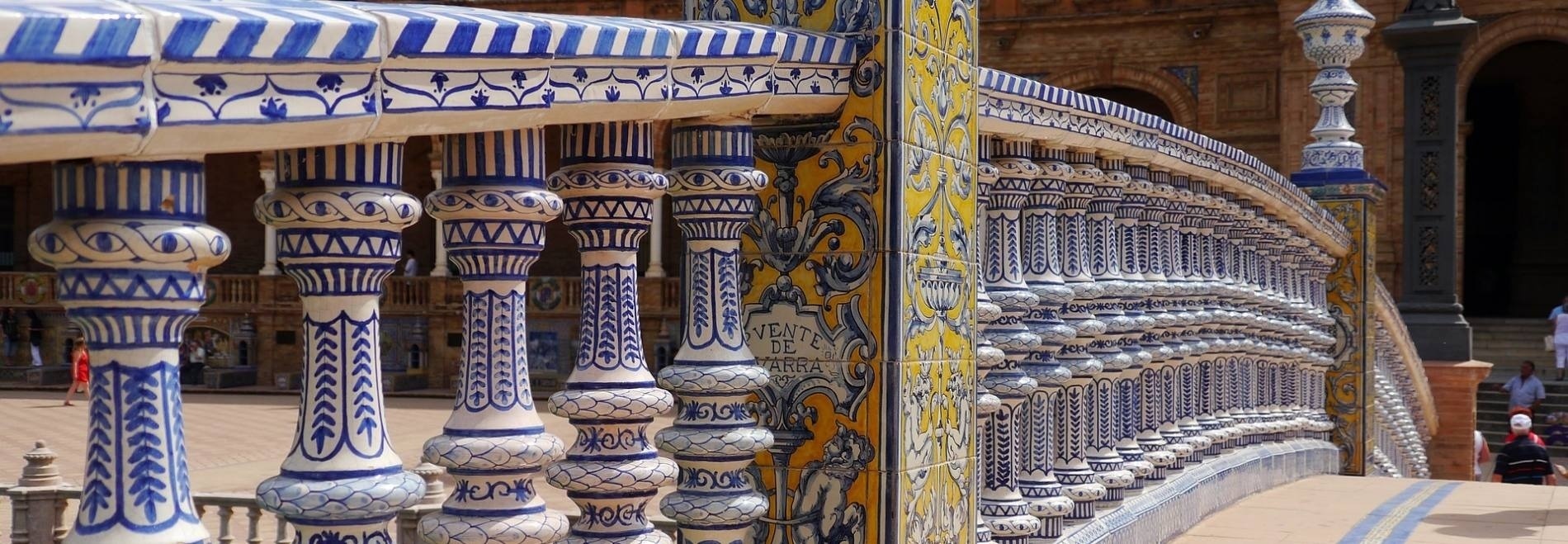 une balustrade en céramique bleue et jaune avec l' inscription viento de espana