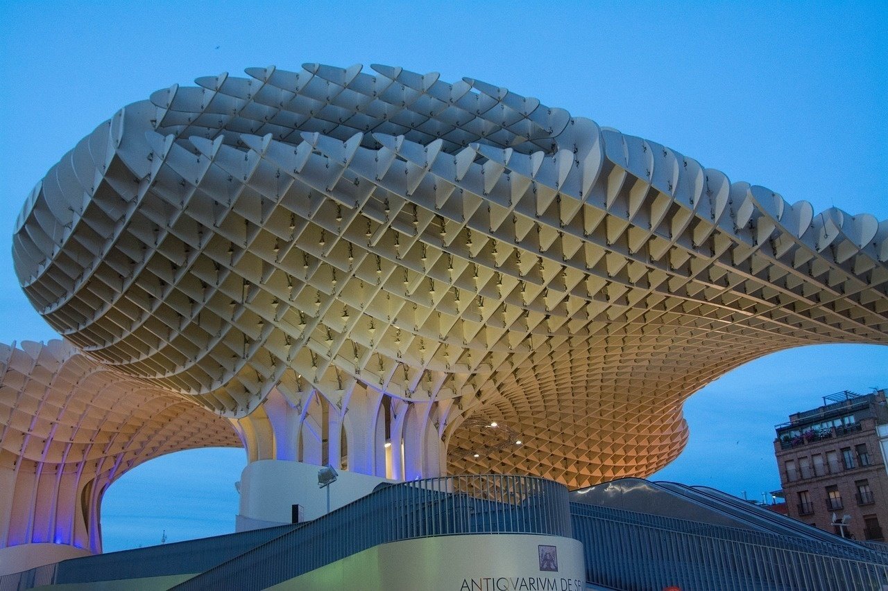 un grand bâtiment avec un escalier à l' extérieur et un panneau qui dit " anticivarmm de sevilla "