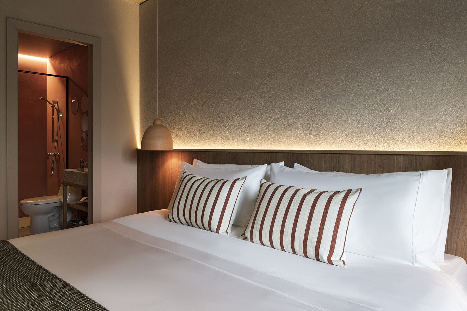 Sofá moderno y arte pop en habitación de hotel conObra Hotels Medellin.