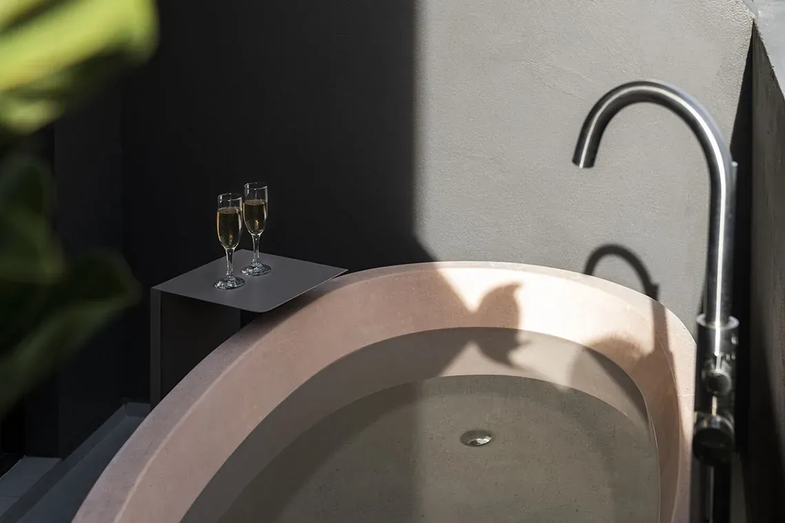 Baño de lujo con champán y vistas en Obra Hotels Medellín.