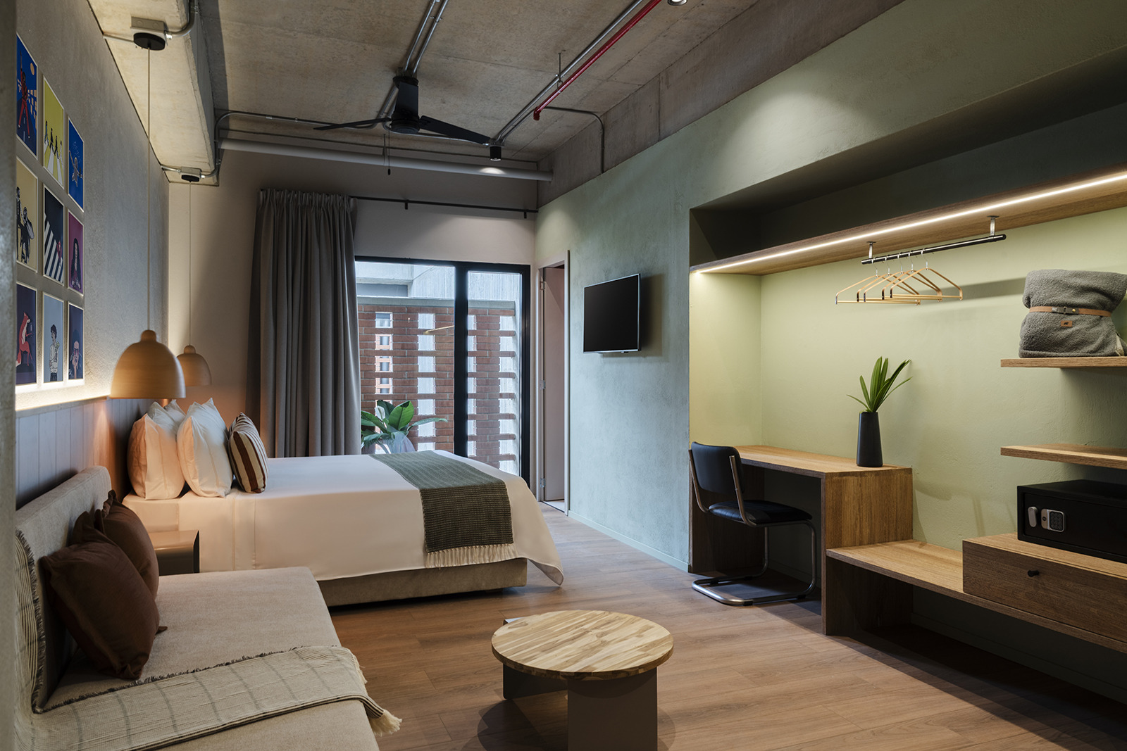 Sofá moderno y arte pop en habitación de hotel conObra Hotels Medellin.