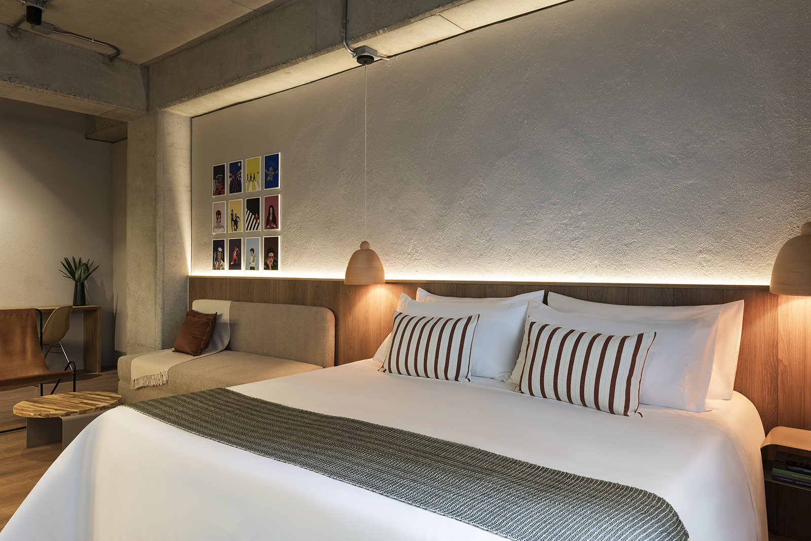Sofá moderno y arte pop en habitación de hotel conObra Hotels Medellin.