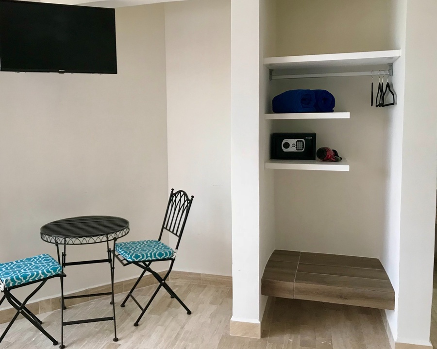 una habitación con una mesa y sillas y una televisión