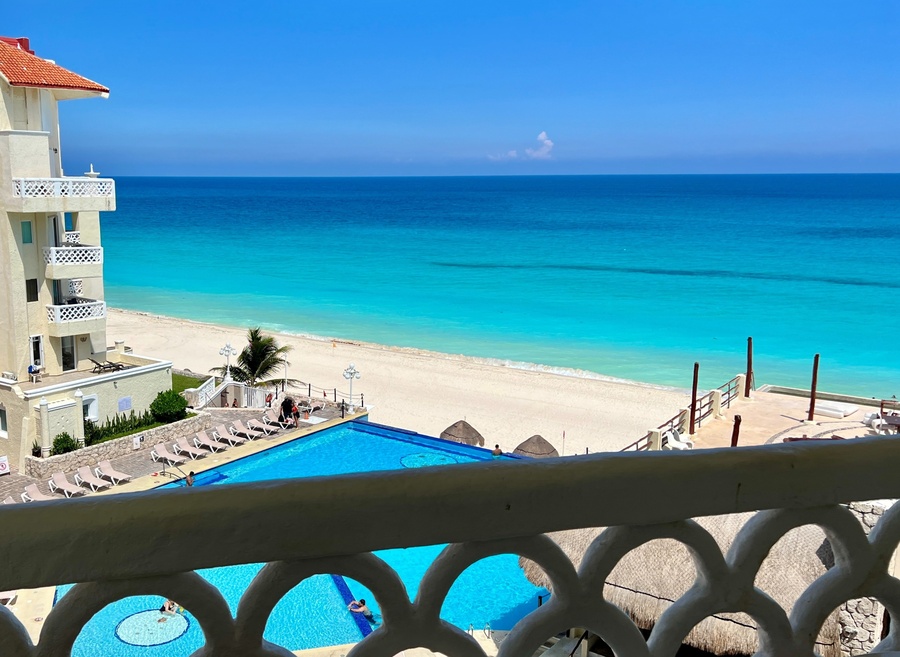 una vista de la playa y la piscina desde un balcón