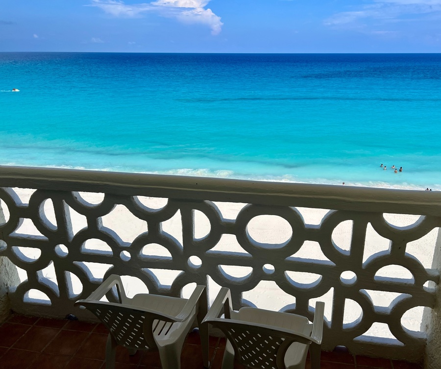dos sillas y una mesa en un balcón con vistas al océano 2