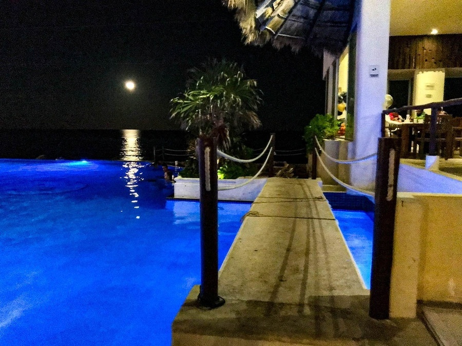 una piscina con luces azules en la noche