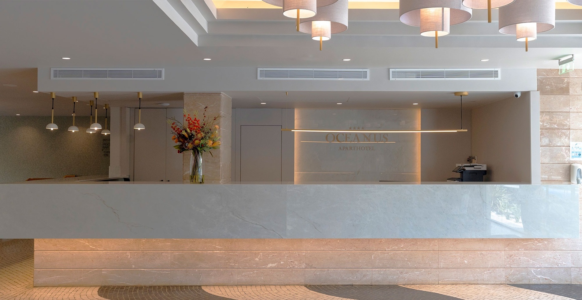 el mostrador de la recepción del hotel oceania