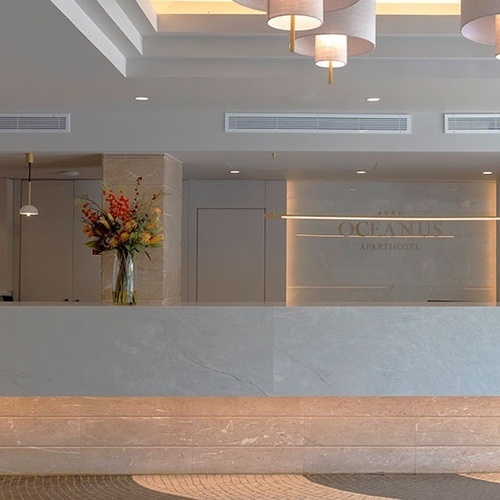 el mostrador de recepción del hotel oceania