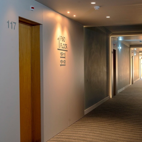 un pasillo de hotel con la puerta 117 a la izquierda