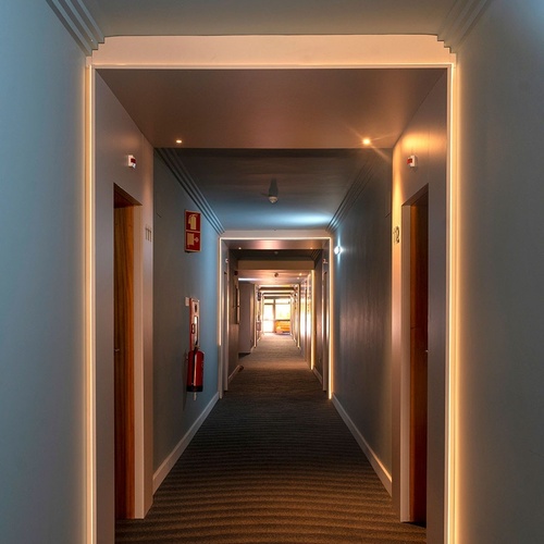 un pasillo de hotel con números 11 y 12 en las paredes