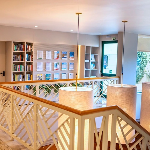 una escalera que conduce a una biblioteca con una puerta que dice staff