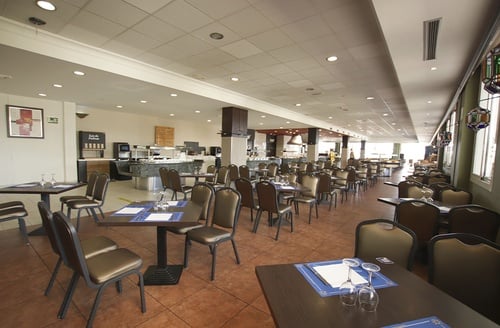 Buffet de hotel com mesas e cadeiras. Hotel em Cabo de Gata.