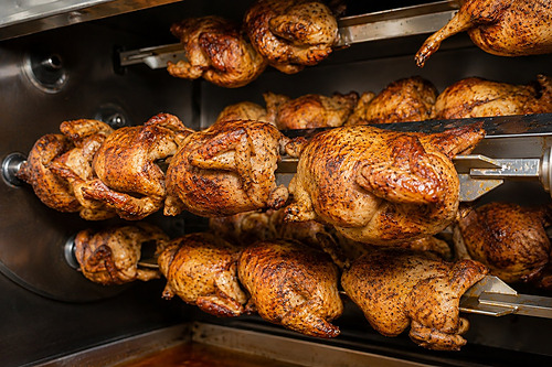 Pollos asados en el asador rotativo del restaurante de Ohtels Les Oliveres.