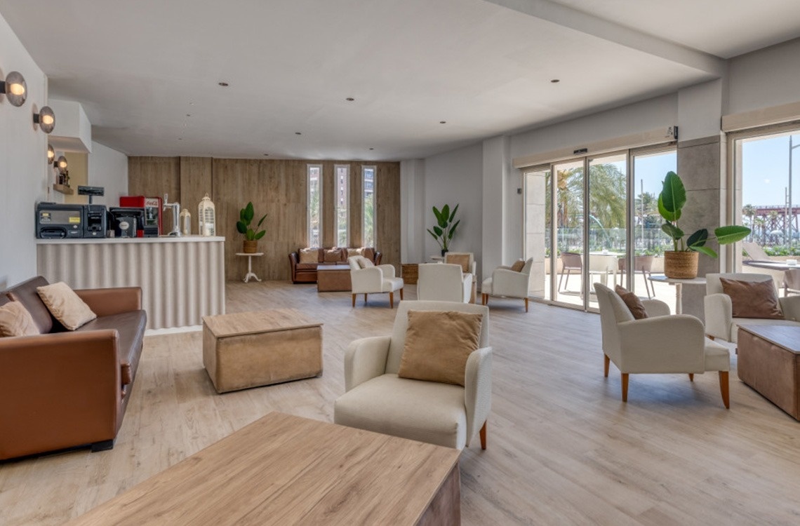 uma fila de bicicletas está estacionada na frente do hotel belvedere