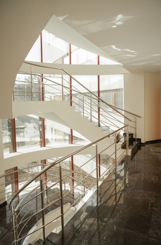 Escaleras modernas y brillantes en Hotel Ohtels Campo de Gibraltar, La Línea.