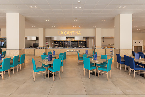 Restaurante La Cantina: mesas com cadeiras turquesa e azuis, ideal para Hotel tudo incluído em La Pineda | Ohtels La Hacienda.