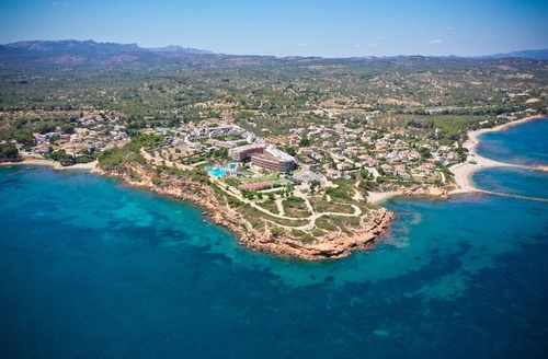 Hotel en el Delta del Ebro: vistas aéreas de Ohtels Les Oliveres con piscinas y mar.