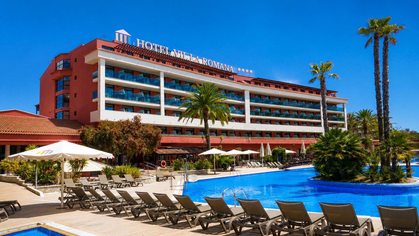Hotel perto de Porto Aventura | Ohtels Vila Romana: Hotel Villa Romana, piscina e espreguiçadeiras sob o sol brilhante.