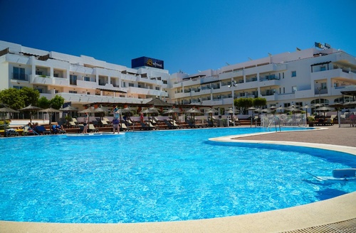 Profitez de la piscine de l'Ohtels Cabogata, votre hôtel à Cabo de Gata.