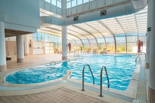 una piscina cubierta con escaleras que conducen a ella