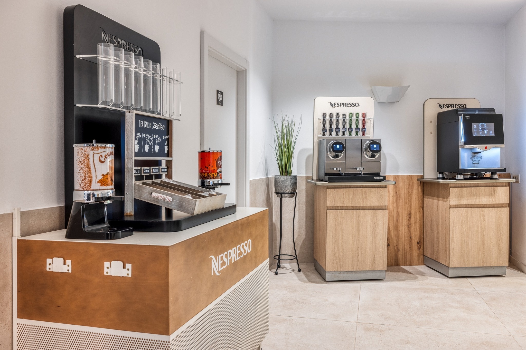 un mostrador de madera con la palabra nespresso en él