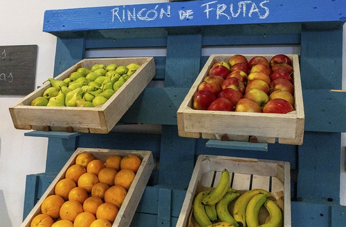 Frutas frescas em displays de madeira num Hotel em Cabo de Gata.