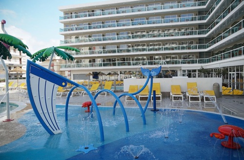 Hotel no centro de Salou: piscina infantil com escorregas e espreguiçadeiras.