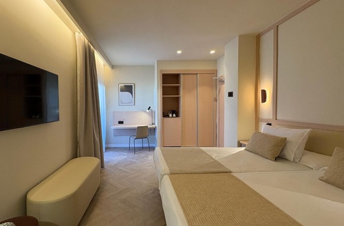 Habitación twin moderna en Hotel Ohtels Campo de Gibraltar, La Línea.