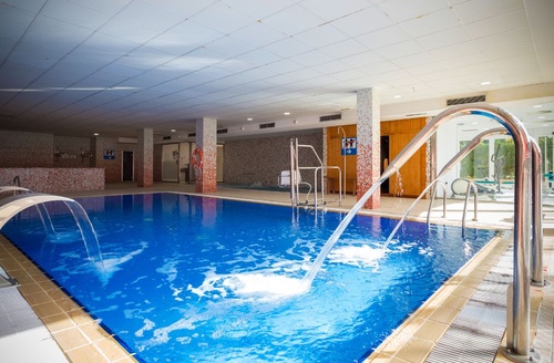 Piscine intérieure de l'hôtel tout compris Ohtels La Hacienda à La Pineda.