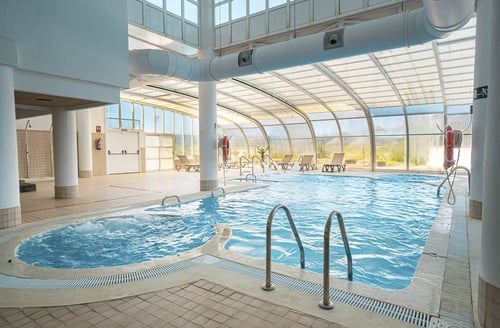 Piscina interior aquecida em Hotel em Cabo de Gata, com área de hidromassagem e espreguiçadeiras.
