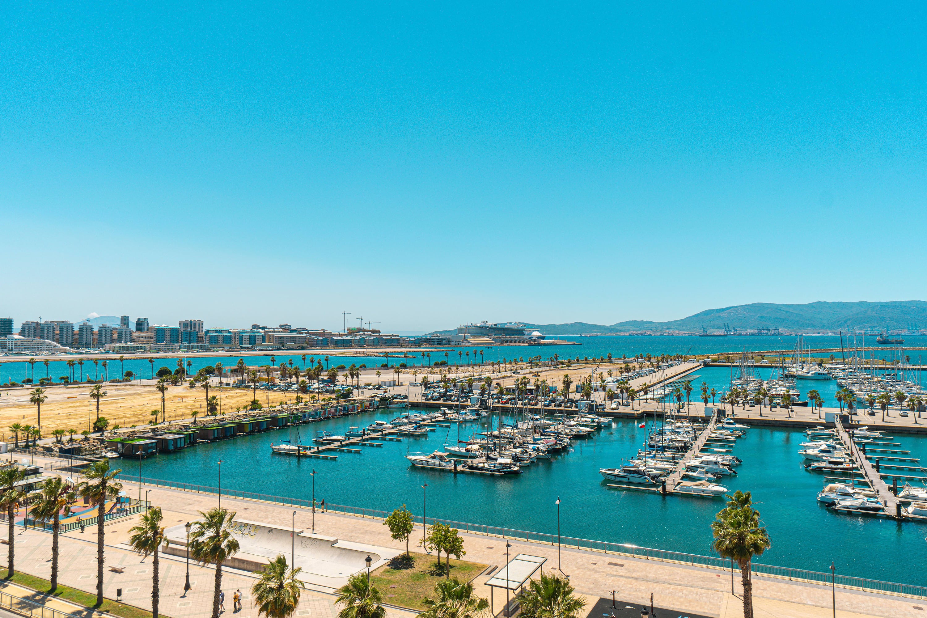 Luxury yachts and waterfront views at this Ohtels: Corporativa.