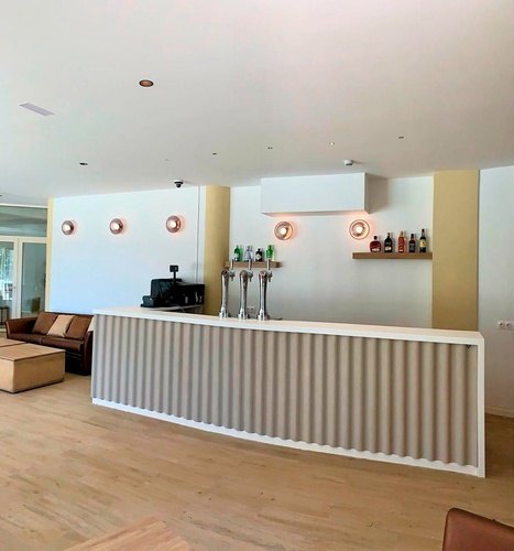 un bar en una habitación llena de muebles y botellas